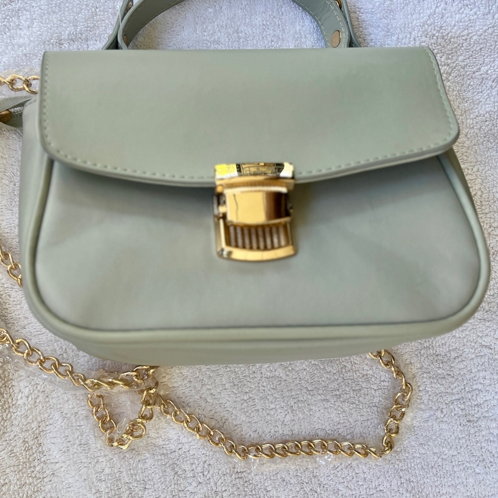 Great condition  never used .. Belle Russo mini bad long gold link strap..